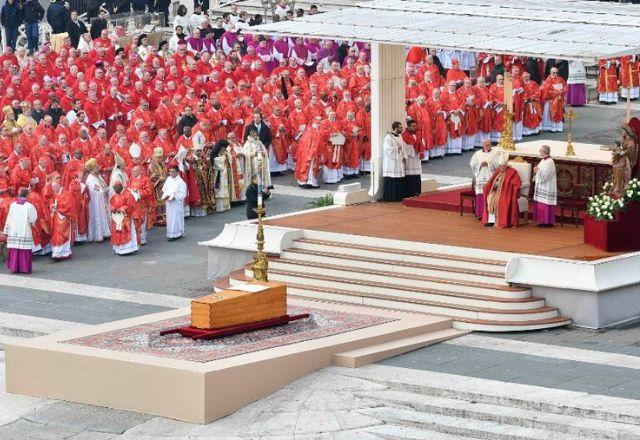 A cerimônia foi ministrada pelo papa Francisco na Praça São Pedro | Reprodução/Vatican News, via SBT News

