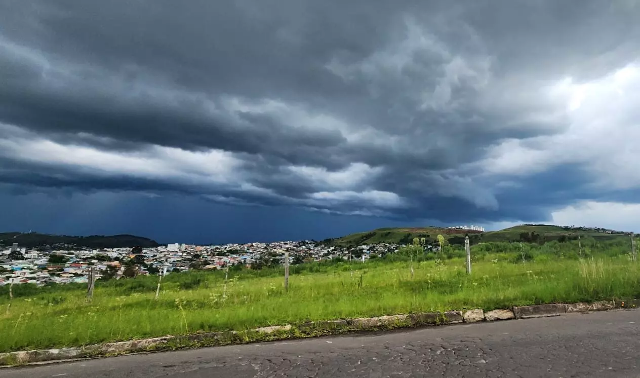 O alerta de temporal foi emitido na tarde desta quarta (18). | Foto: Wildson Pereira