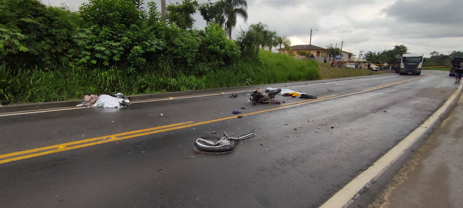 Duas Pessoas Morrem Após Moto Bater De Frente Com Um Caminhão