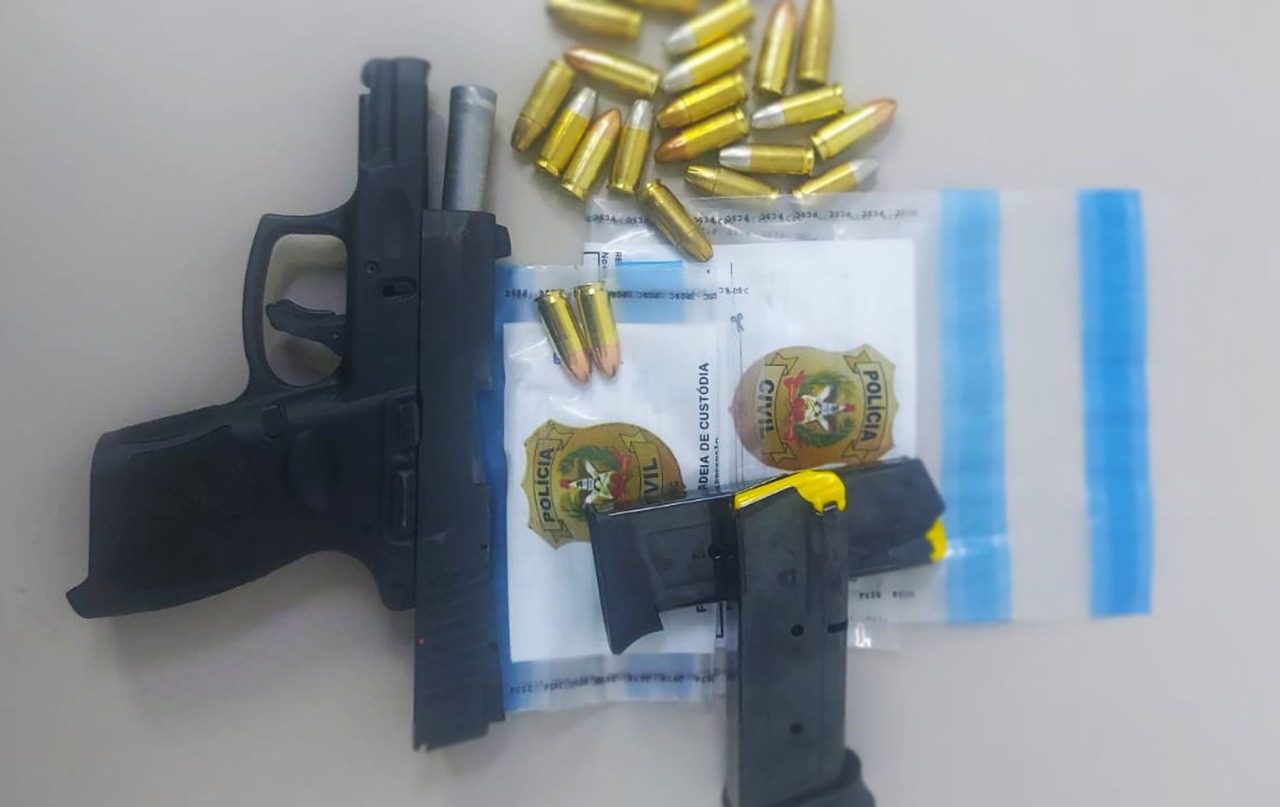 Armas e munições que estavam com o autor | Foto: Polícia Civil de Santa Catarina (PCSC)