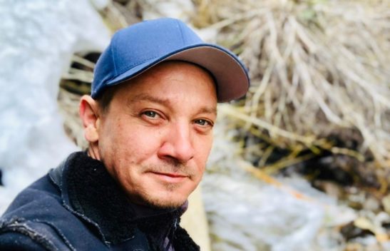 Jeremy Renner, o Gavião Arqueiro, volta para a casa após duas semanas hospitalizado