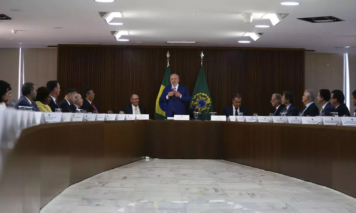 O presidente Luiz Inácio Lula da Silva coordena a primeira reunião ministerial de seu governo, no Palácio do Planalto. Foto: José Cruz/Agência Brasil 