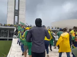 Manifestantes golpistas invadem o Congresso Nacional