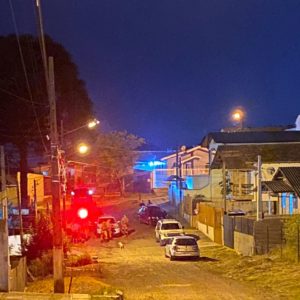 Momento em que a Polícia Militar e SAMU atendiam a ocorrência | Foto: Alessandra Simionato/Rádio Clube de Lages