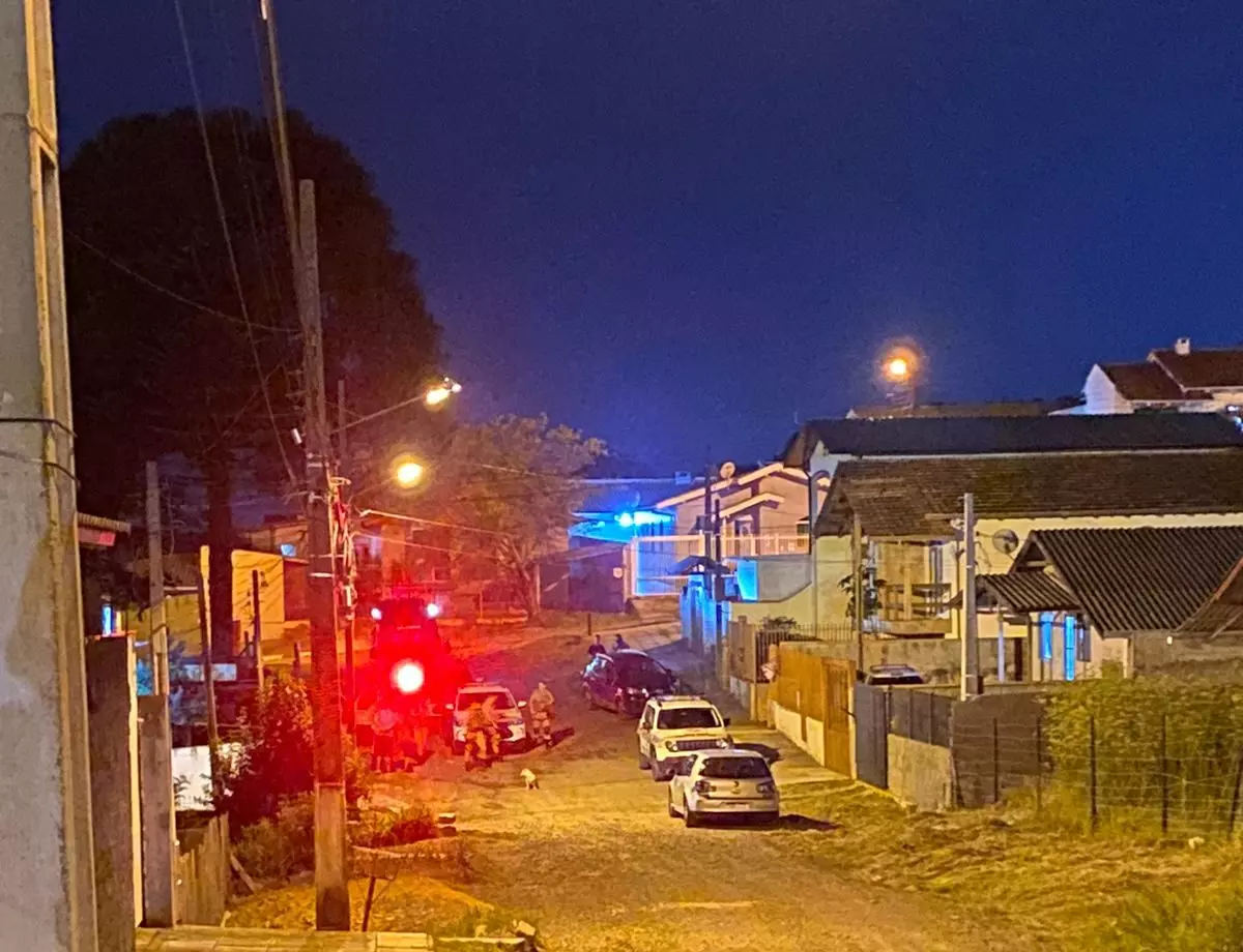 Momento em que a Polícia Militar e SAMU atendiam a ocorrência | Foto: Alessandra Simionato/Rádio Clube de Lages