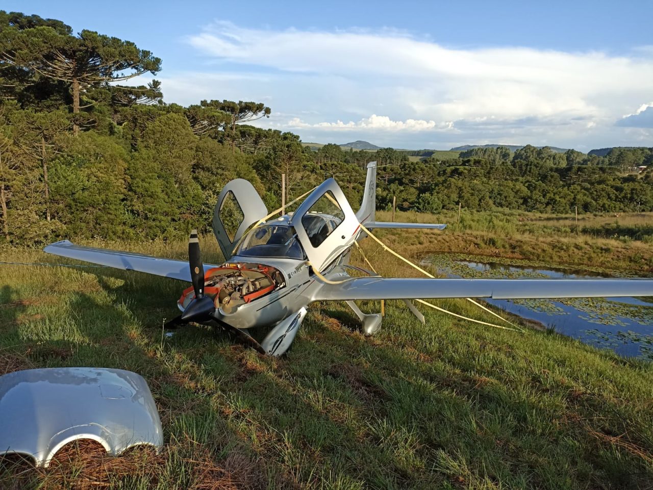 VÍDEO: Piloto aciona paraquedas de avião e faz pouso de emergência