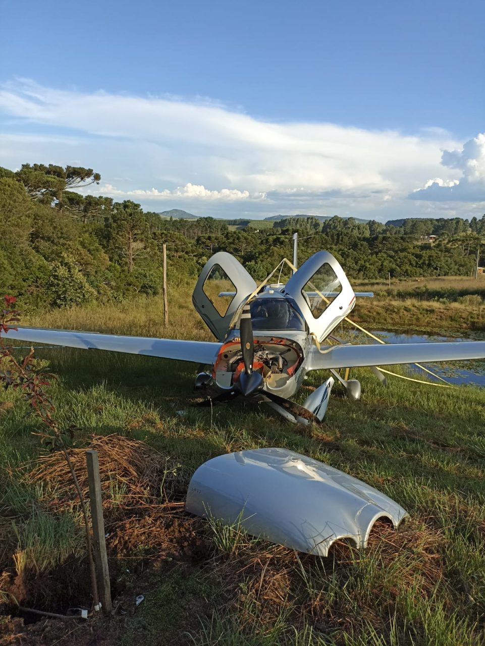 VÍDEO: Piloto aciona paraquedas de avião e faz pouso de emergência