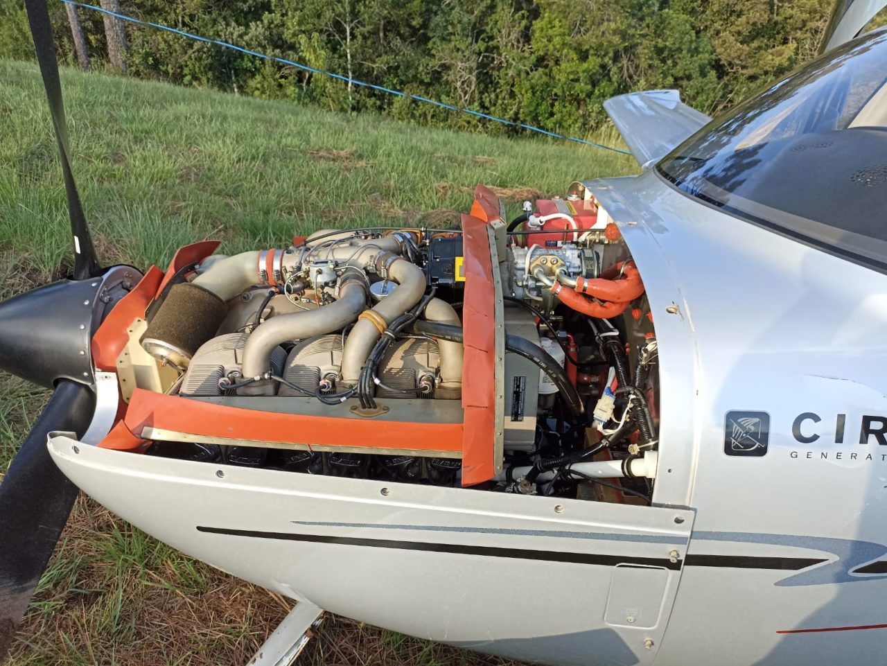 VÍDEO: Piloto aciona paraquedas de avião e faz pouso de emergência