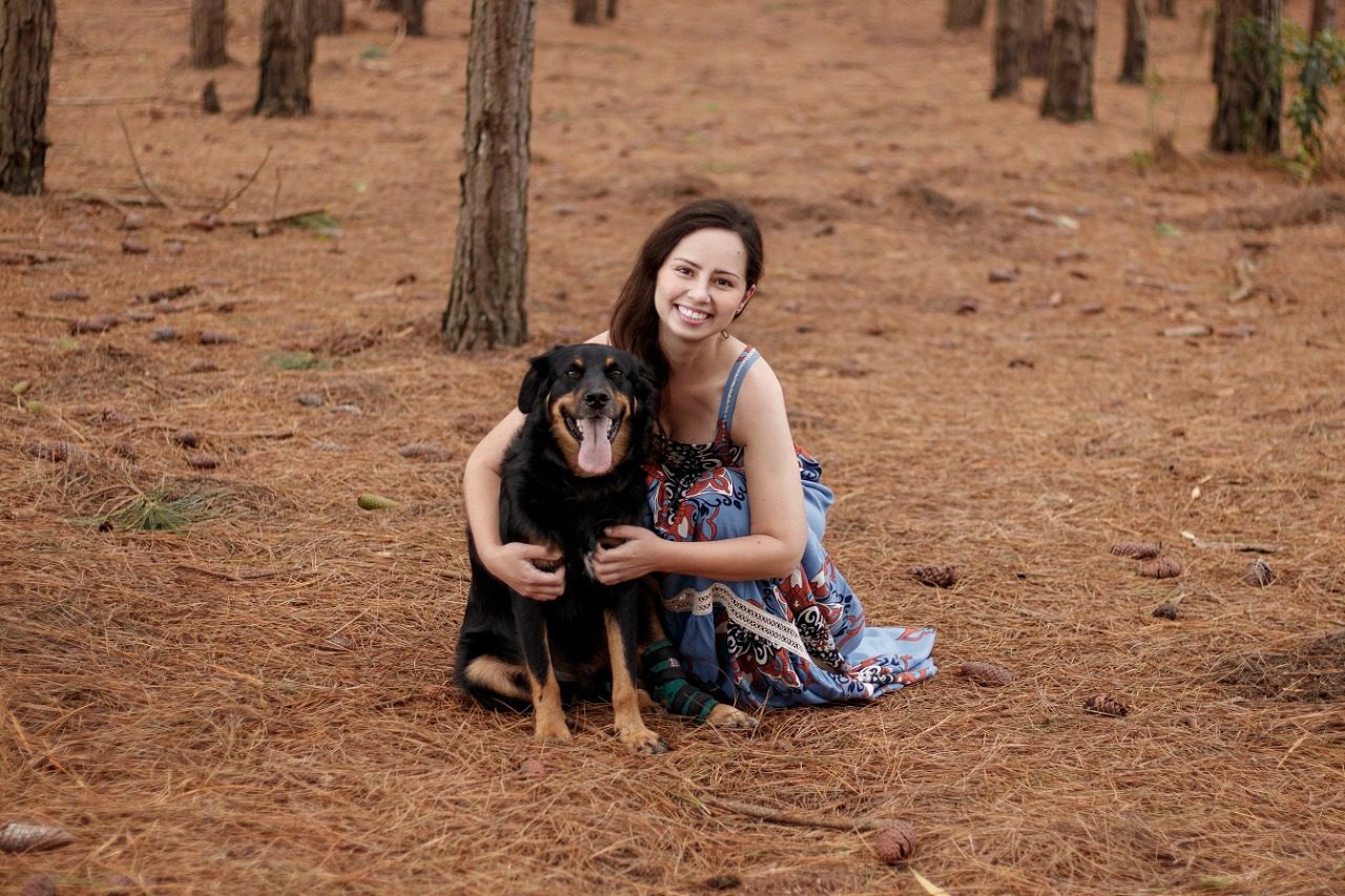 Lúcia Helena e o cão Jack. Foto: Manu Favero/Reprodução 