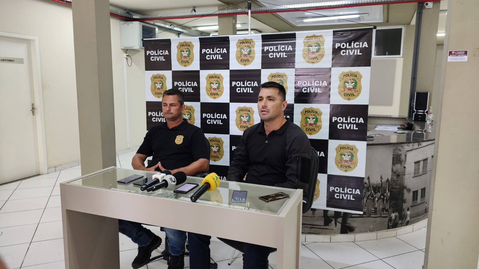 Entrevista coletiva ocorrida na sede da 6ª Delegacia Regional de Polícia. Imagem: PCSC | Divulgação