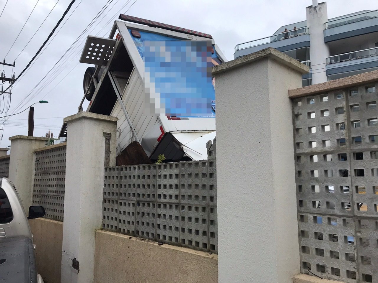 Caminhão com bombonas de água perde o freio e tomba em avenida de Bombinhas; veja imagens