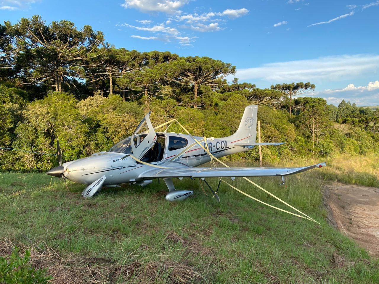 VÍDEO: Piloto aciona paraquedas de avião e faz pouso de emergência