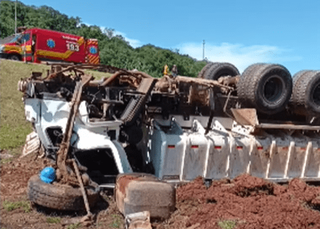 Caminhão desgovernado tomba na SC-480 e vítimas ficam gravemente feridas