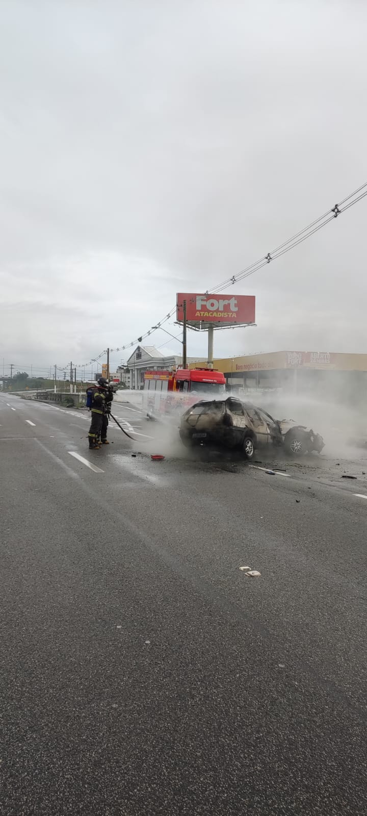 Carro pega fogo após colisão em Florianópolis