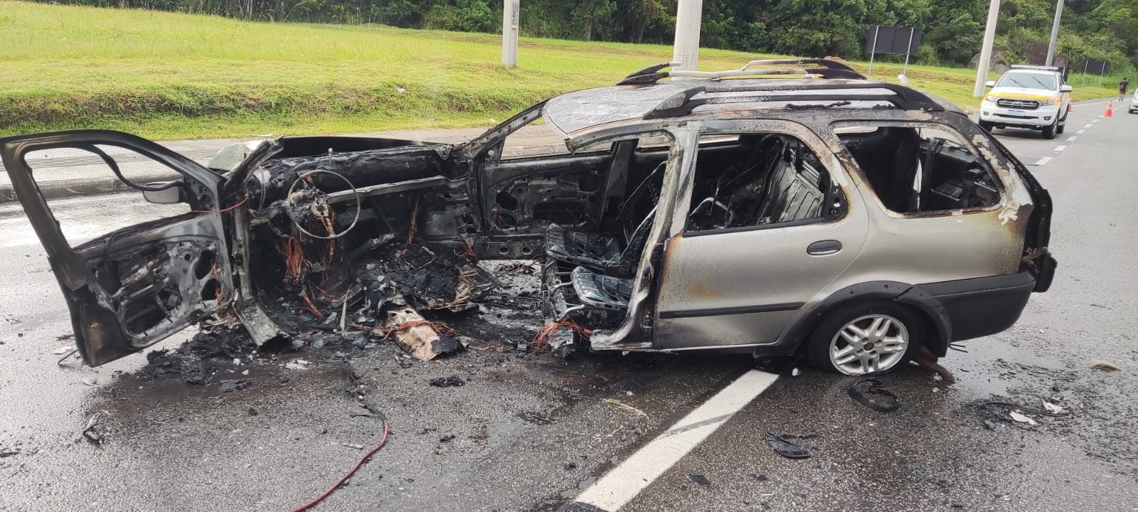 Carro pega fogo após colisão em Florianópolis