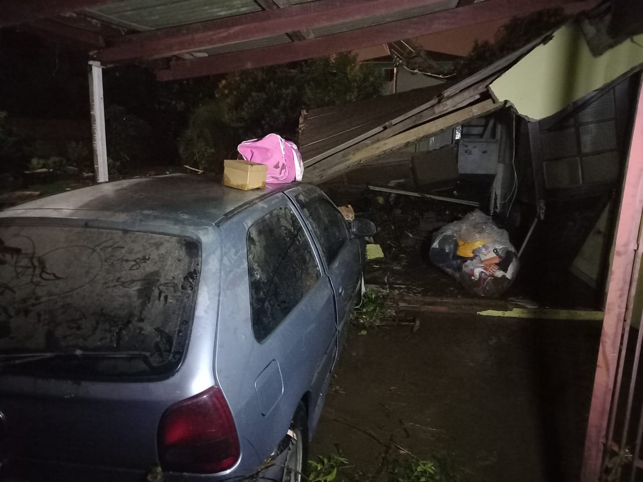 Casa desaba após forte tempestade em Lages 