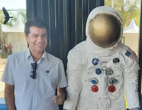 Prefeito Clésio Salvaro ao lado da estátua do astronauta, uma das atrações do Parque Astronômico Municipal Albert Einstein, que será inaugurado hoje no Morro Cechinel | Foto: divulgação/acervo pessoal