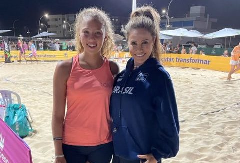 Criciumense Isadora Tonelli e a mãe Sinara, sempre juntas participando do Desafio Unesc de Beach Tennis no Balneário Rincão. Isadora é uma das atletas destaques da seleção brasileira juvenil de Beach Tennis na categoria 14 anos | Foto: divulgação/arquivo pessoal 