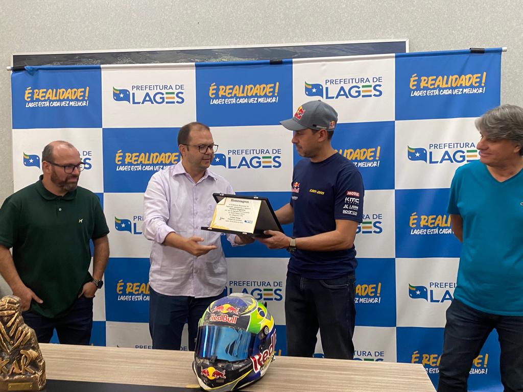 Atleta lageano tricampeão do Rally Dakar 2023 recebe homenagem do poder executivo