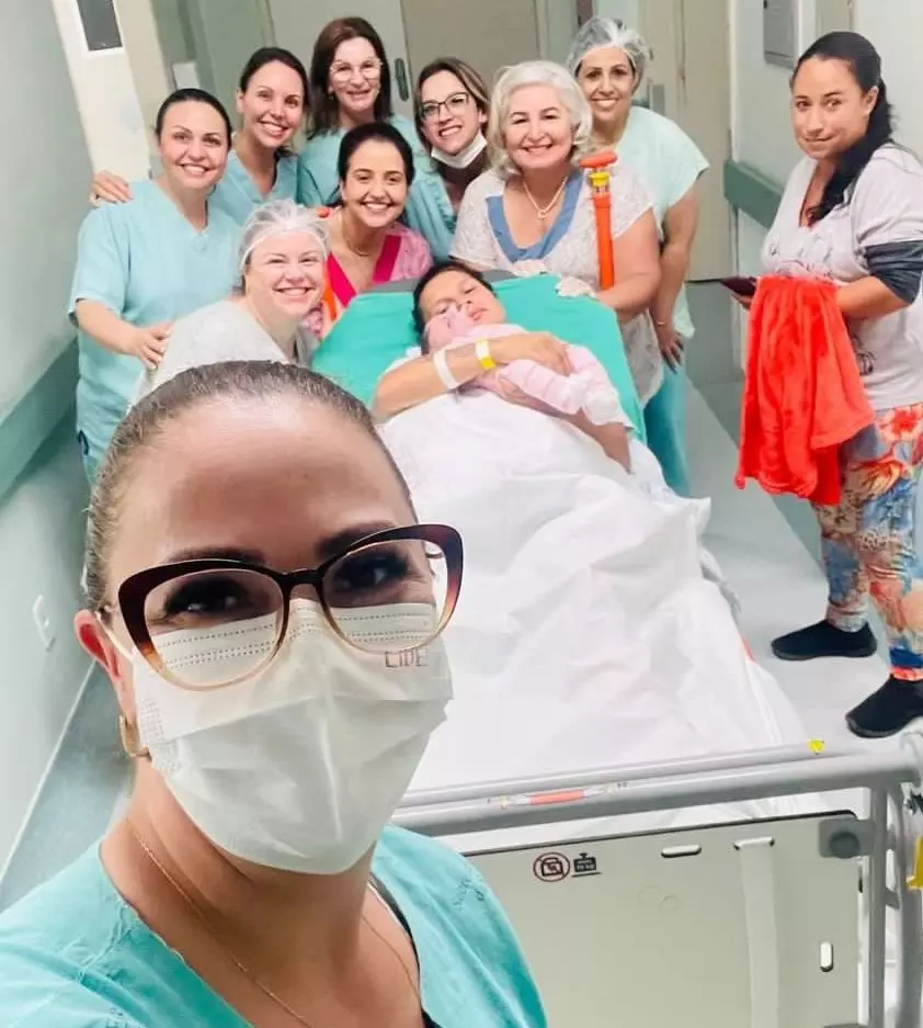 Equipe do Hospital e Maternidade Tereza Ramos registra momento da chegada de Isadora | Foto: Renata de Souza/Digulgação Rede Sociais