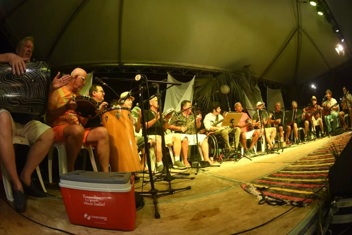 Foto: Ulisses Job/Divulgação. Grupo ‘É isso Aí’ com vários ritmos e instrumentos musicais embalou mais de cinco horas de festa no 5ª Luau dos Cinquentões na zona do Balneário Rincão. 
