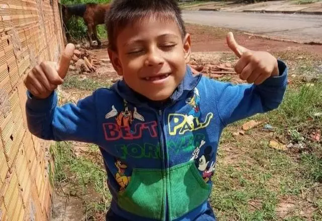 A mãe de Carlos Abrahão, 6 anos, acredita que a criança tenha sido envenenada pela vizinha | Foto: Divulgação

