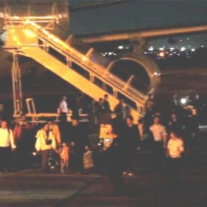 Avião chegou na madrugada deste domingo (12) no Galeão | SBT News

