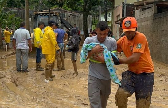 Casa desaba no litoral norte de SP com três crianças dentro