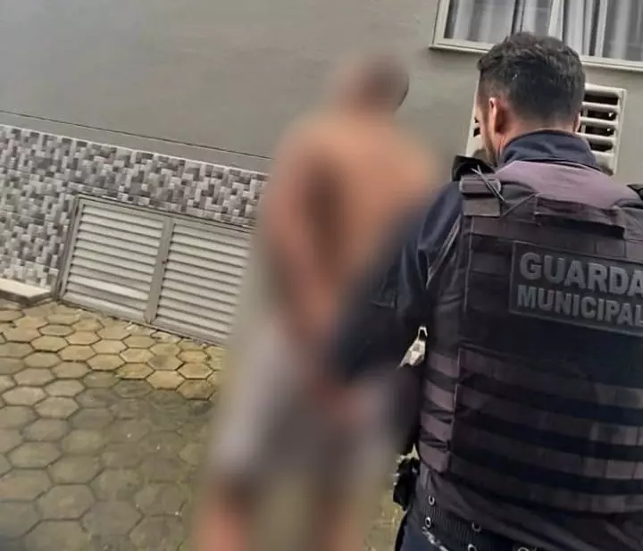 O homem foi preso em flagrante por lesão corporal e ameaça; e o facão encontrado na casa foi apreendido | Foto: divulgação/Guarda Municipal de Itajaí