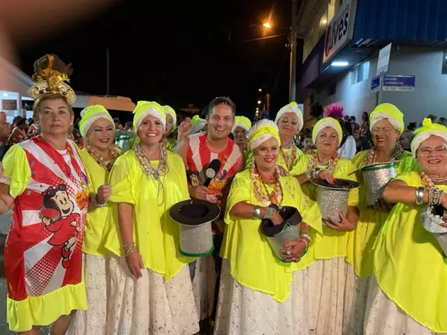 Ala das Baianas, no bloco da Luluzinha, fez sucesso CarnaRincão pela produção e animação. 