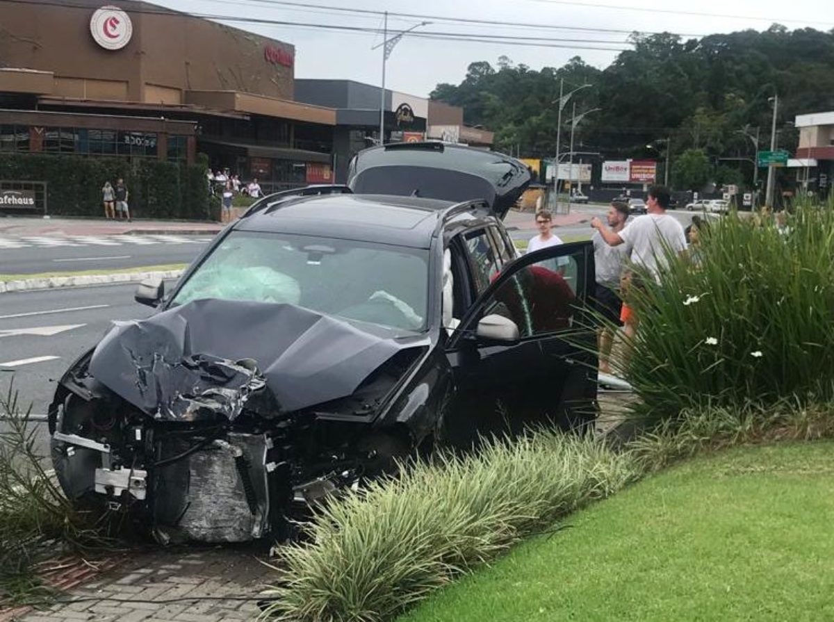 Motorista que colidiu contra viatura da polícia durante racha é