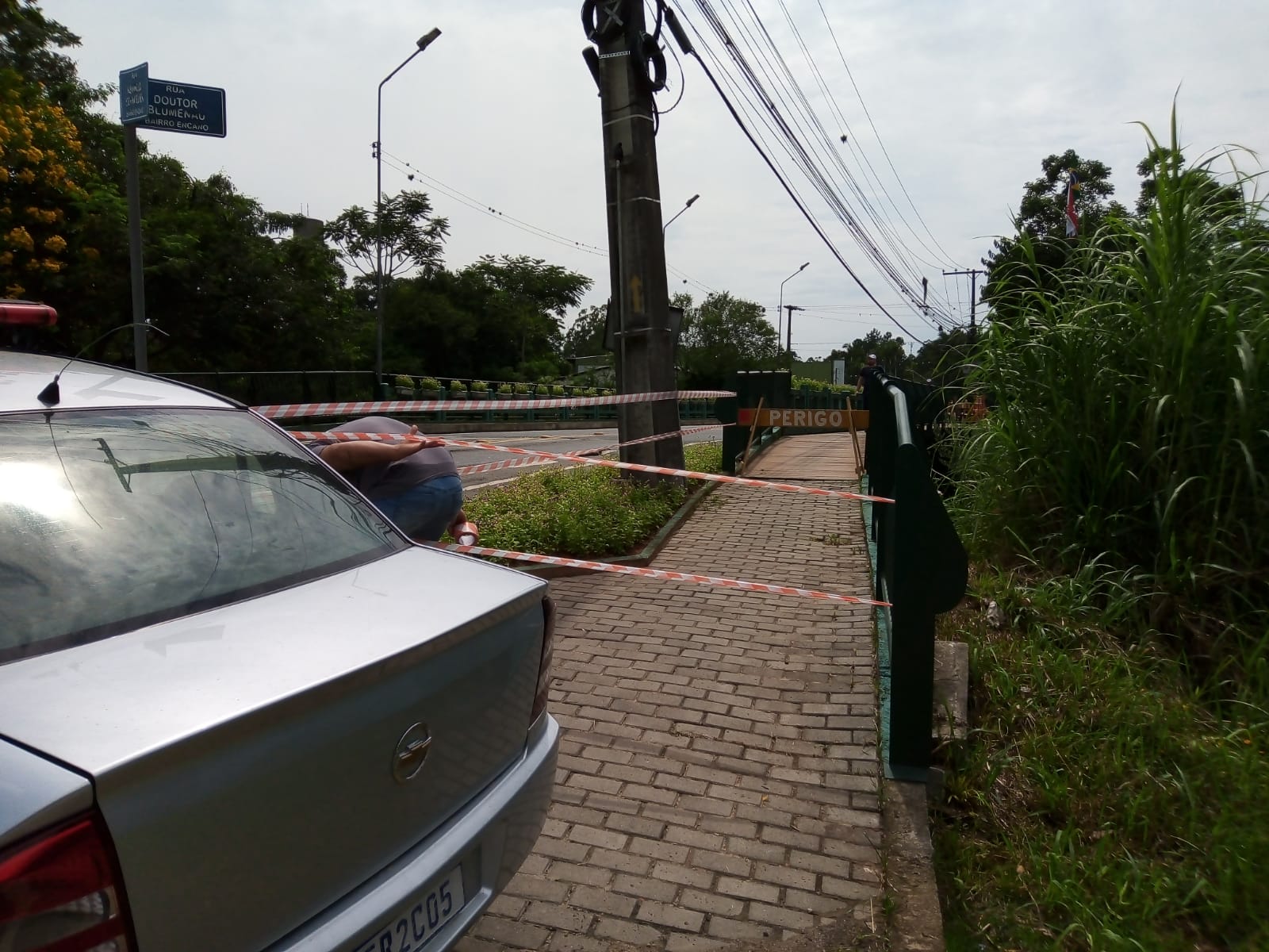 Mulher despenca em buraco aberto em passarela de pedestres em Indaial (2)