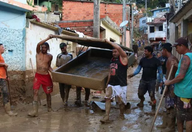 As chuvas atingiram diversas cidades no país, como no litoral de São Paulo, que ficou com centenas de desabrigados em fevereiro l Foto: Rovena Rosa/Agência Brasil
