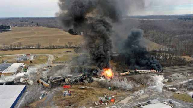 VÍDEO: Trem carregado de produtos tóxicos descarrila em Ohio