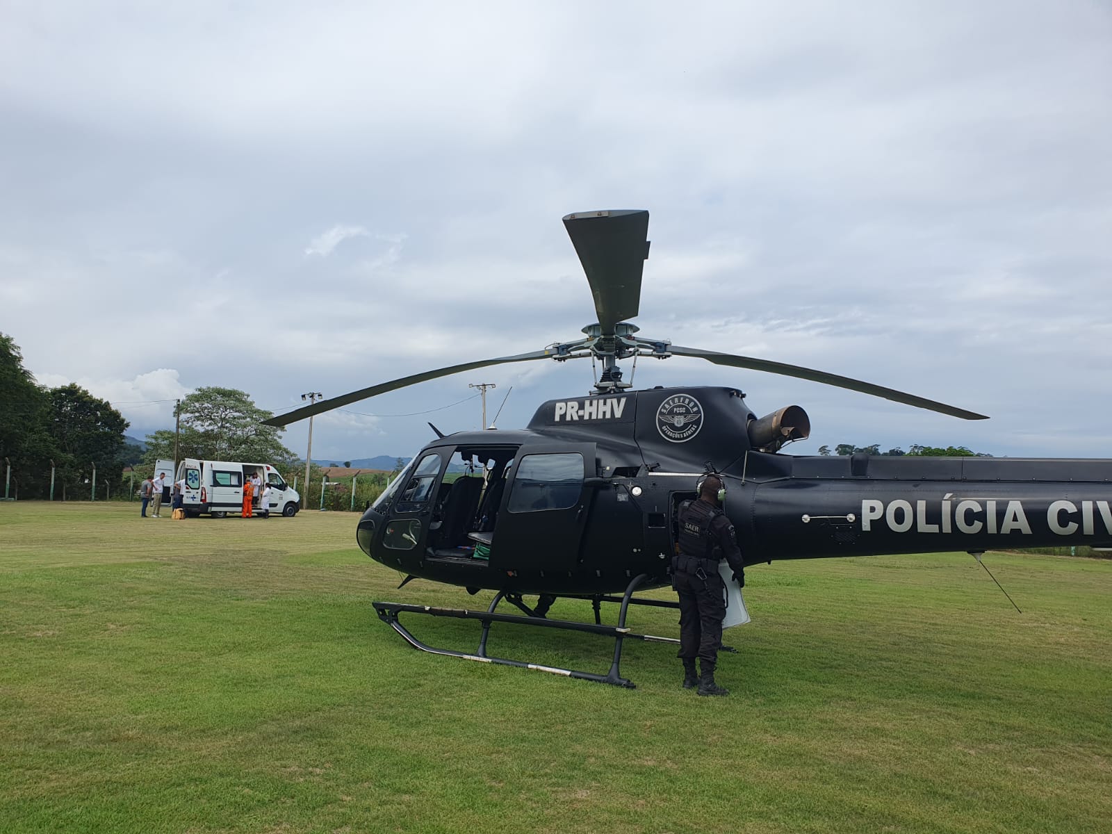 Homem cai de telhado e é levado por helicóptero ao hospital no Oeste