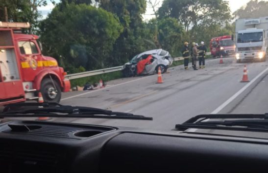 Acidente entre carro e caminhão deixa homem morto em Ilhota