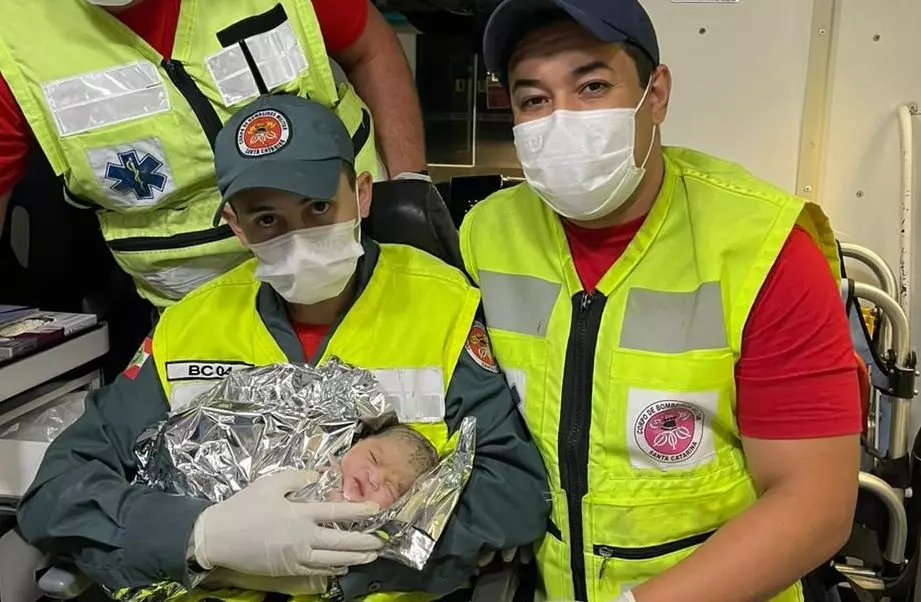 Bombeiros realizam parto de emergência e bebê nasce dentro do quarto da mãe em Chapecó