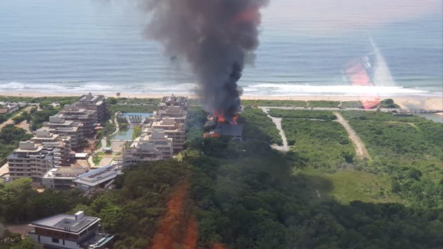 Incêndio de grandes proporções atinge Warung Beach Club, em Itajaí