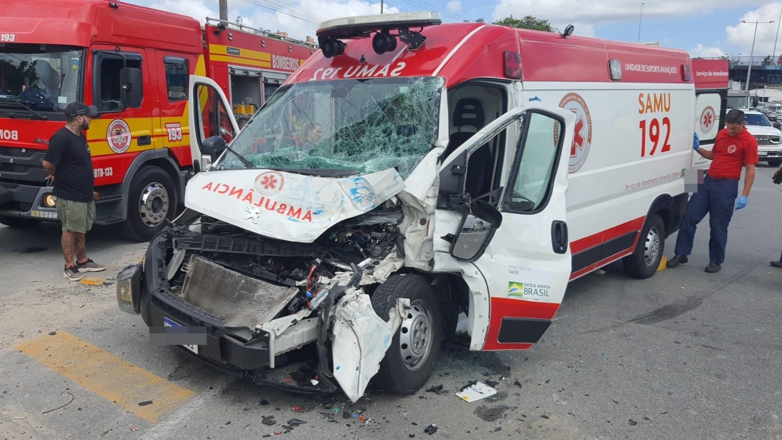 Homem fica preso às ferragens em acidente com ambulância na SC-401, em Florianópolis