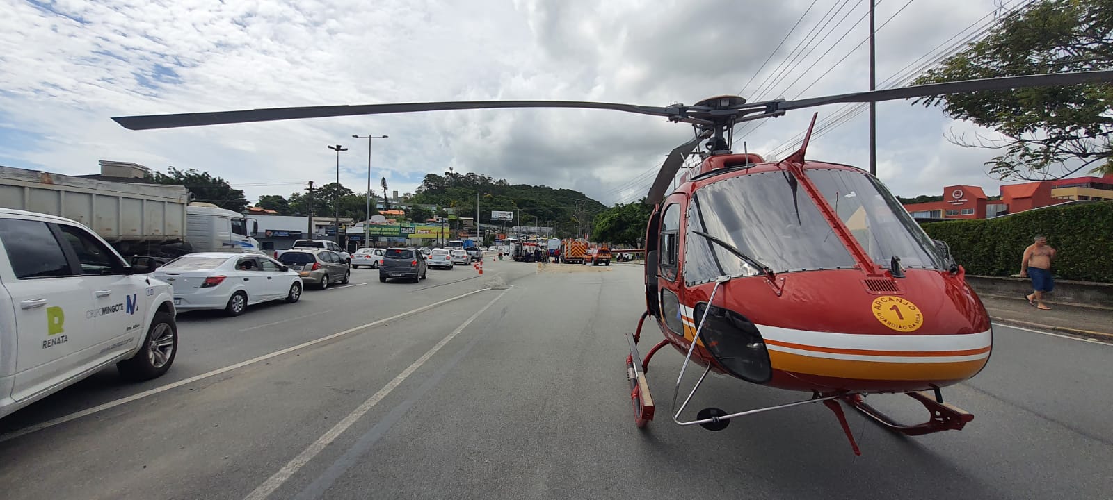 Homem fica preso às ferragens em acidente com ambulância na SC-401, em Florianópolis