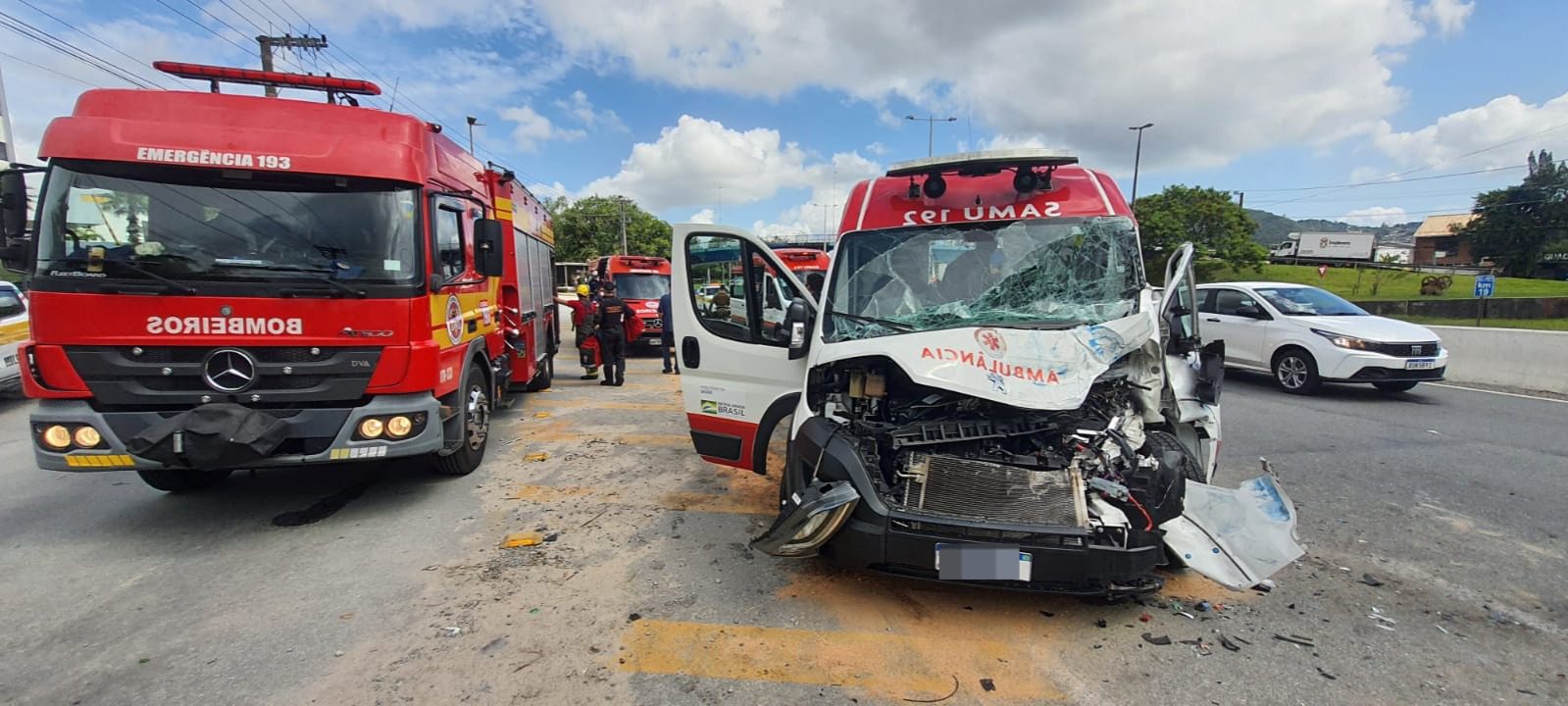 Homem fica preso às ferragens em acidente com ambulância na SC-401, em Florianópolis