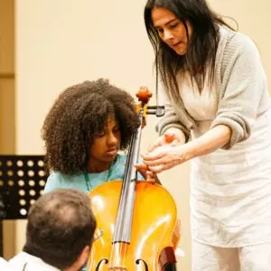 Aluna Paula Eduarda de Lima, 10 anos com a violoncelista francesa Iseut Chuat. Foto: Divulgação 