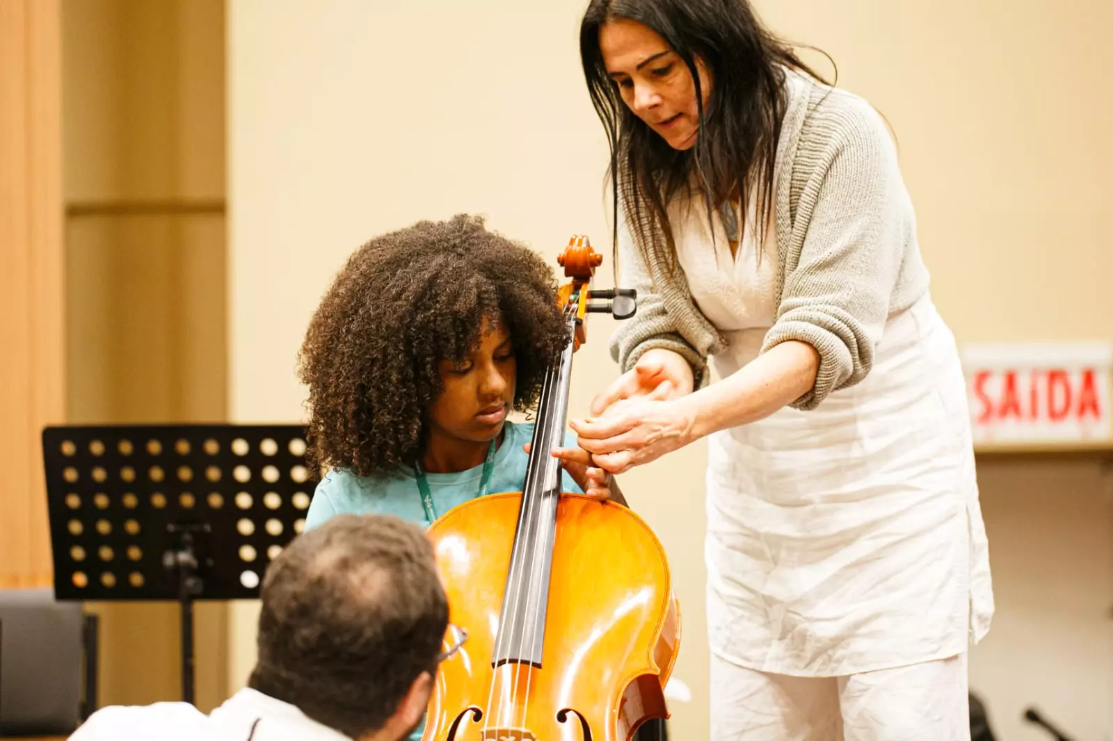 Aluna Paula Eduarda de Lima, 10 anos com a violoncelista francesa Iseut Chuat. Foto: Divulgação 