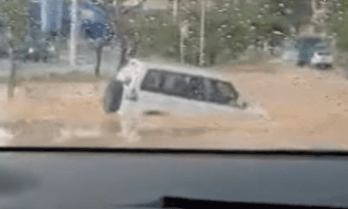 Chuva intensa provoca abertura de cratera na BR-280 na Serra do Corupá