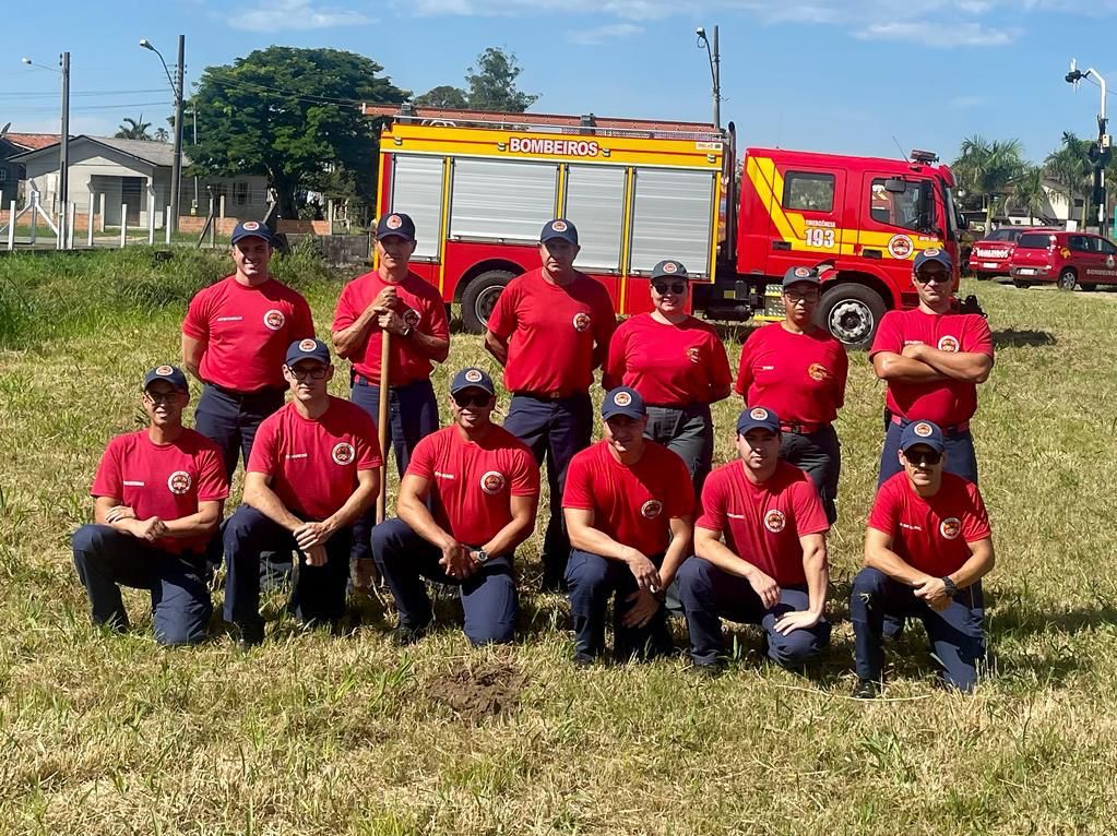 Corpo de Bombeiros planta mais de 100 árvores no Sul de SC