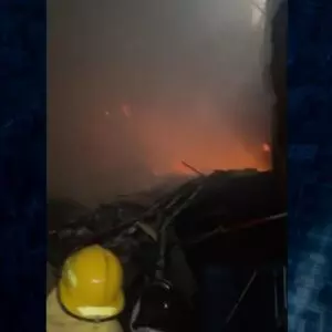 Interior de sala de cinema destruído, com bombeiros combatendo as chamas | Reprodução/SBT
