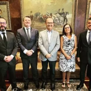 Junto com Comin, os três integrantes se reuniram com o governador no fim desta manhã, na Casa d'Agronômica | Foto: Eduardo Valente/Secom