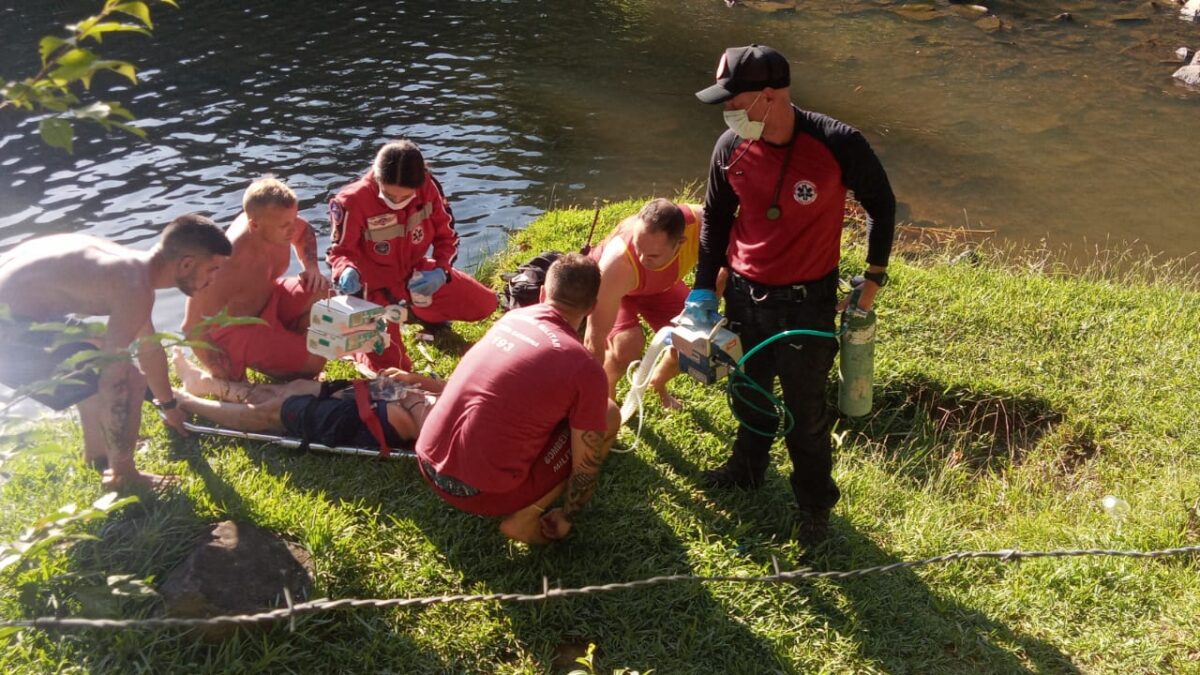 Homem em risco de afogamento resgatado do rio Arade em Portimão