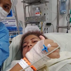 Kaylane Freitas após passar por uma cirurgia; a jovem foi vítima de um ataque de tubarão, em Pernambuco | Foto: Reprodução / Instagram

