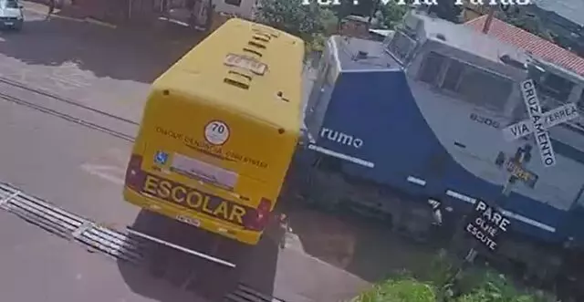 VÍDEO Acidente entre ônibus escolar e trem deixa duas crianças mortas